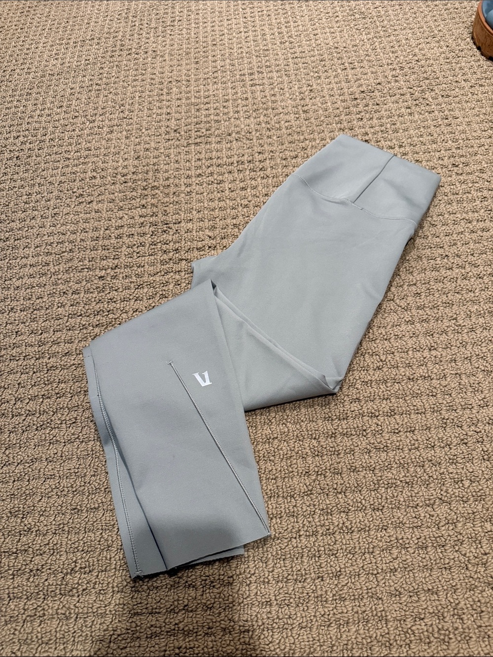 Women's High-Waist Leggings in Light Gray with Subtle Logo
